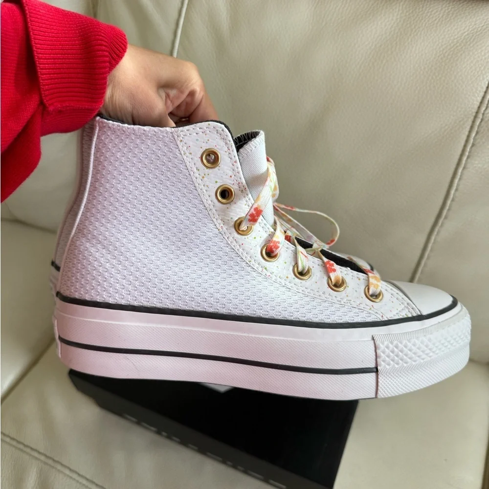Converse Women's White Floral High-Tops size 6.5